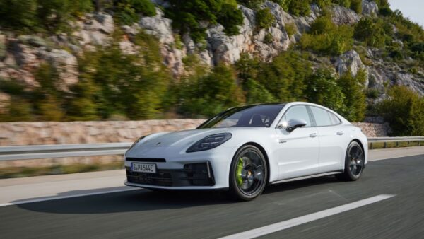 PORSCHE INTRODUCES NEW HYBRID VARIANTS OF THE PANAMERA