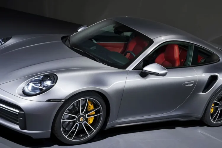 Porsche 911 Carrera: Navigating the Five-Year Innovation Cycle