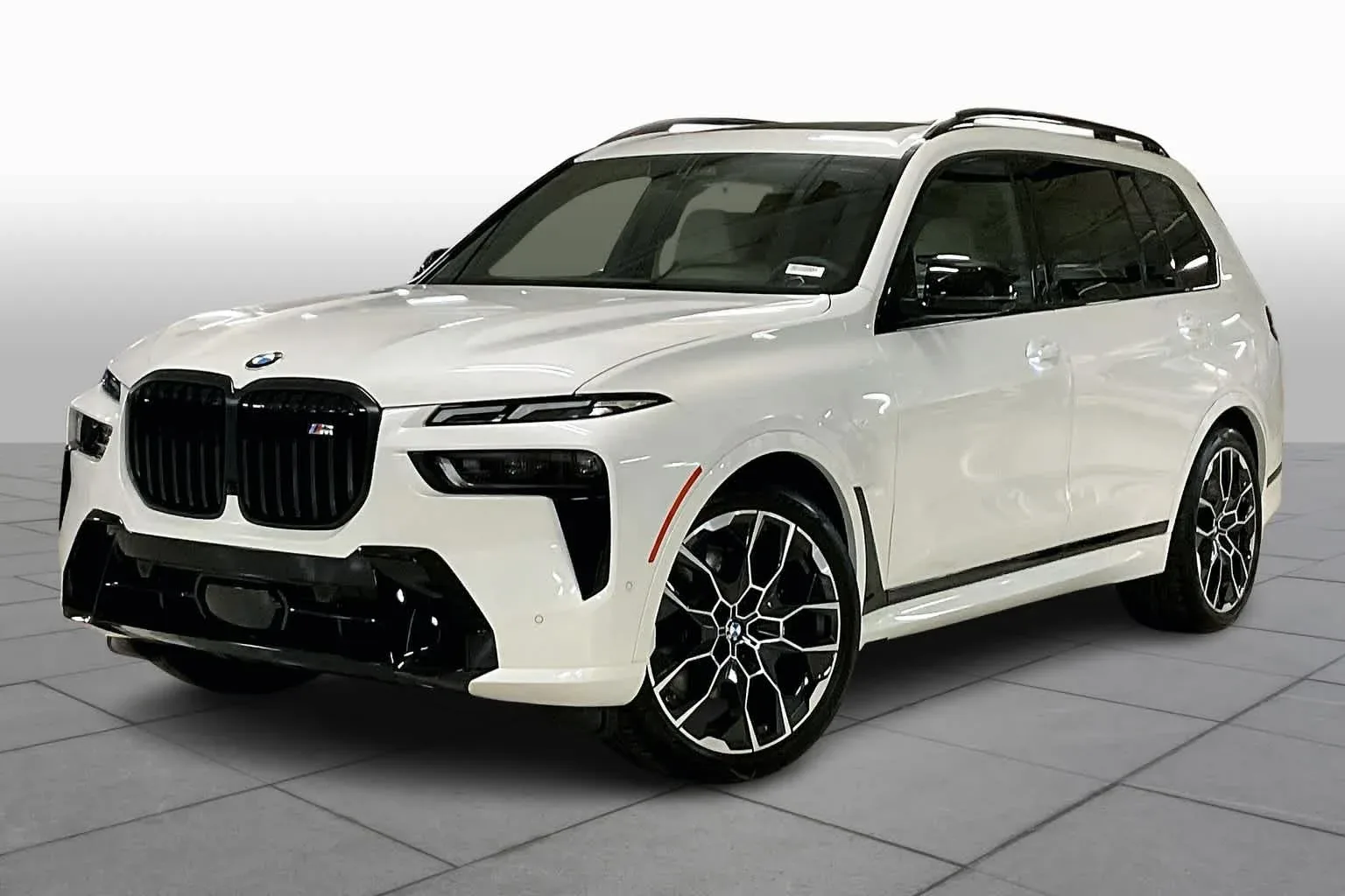 2025 BMW X7 M60i Redefines Luxury and Performance Driving