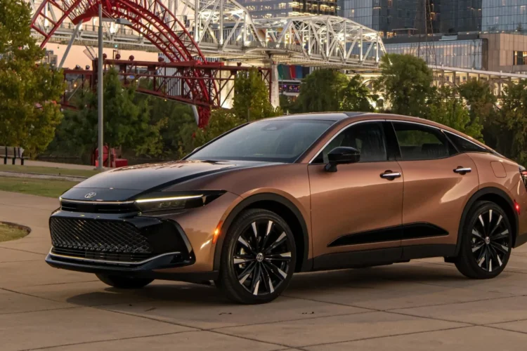 Toyota Crown Signia Platinum Hybrid AWD Redefines Luxury and Performance