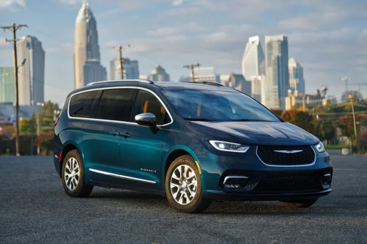 2025 Chrysler Pacifica review is this plug-in hybrid minivan worth 44000